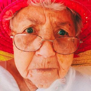 Stichting De Tijdmachine: Afbeelding - Oudere dame met hoed
