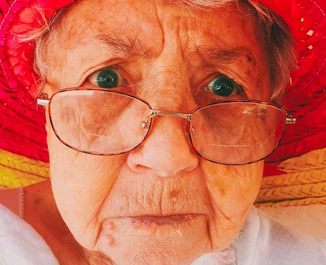 Stichting De Tijdmachine: Afbeelding - Oudere dame met hoed